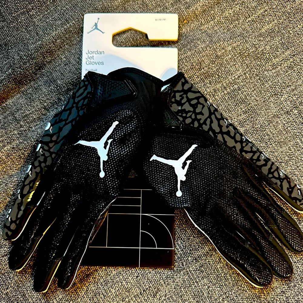 Brand New with tags Jordan Jet football gloves size adult medium